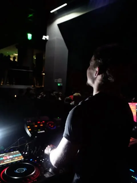Kotto at the decks seen from behind