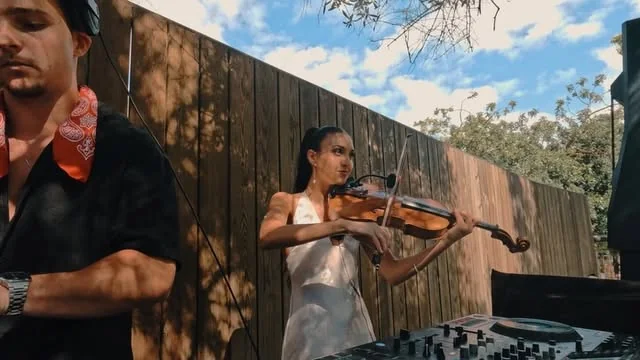 Kotto at the decks with a violinist