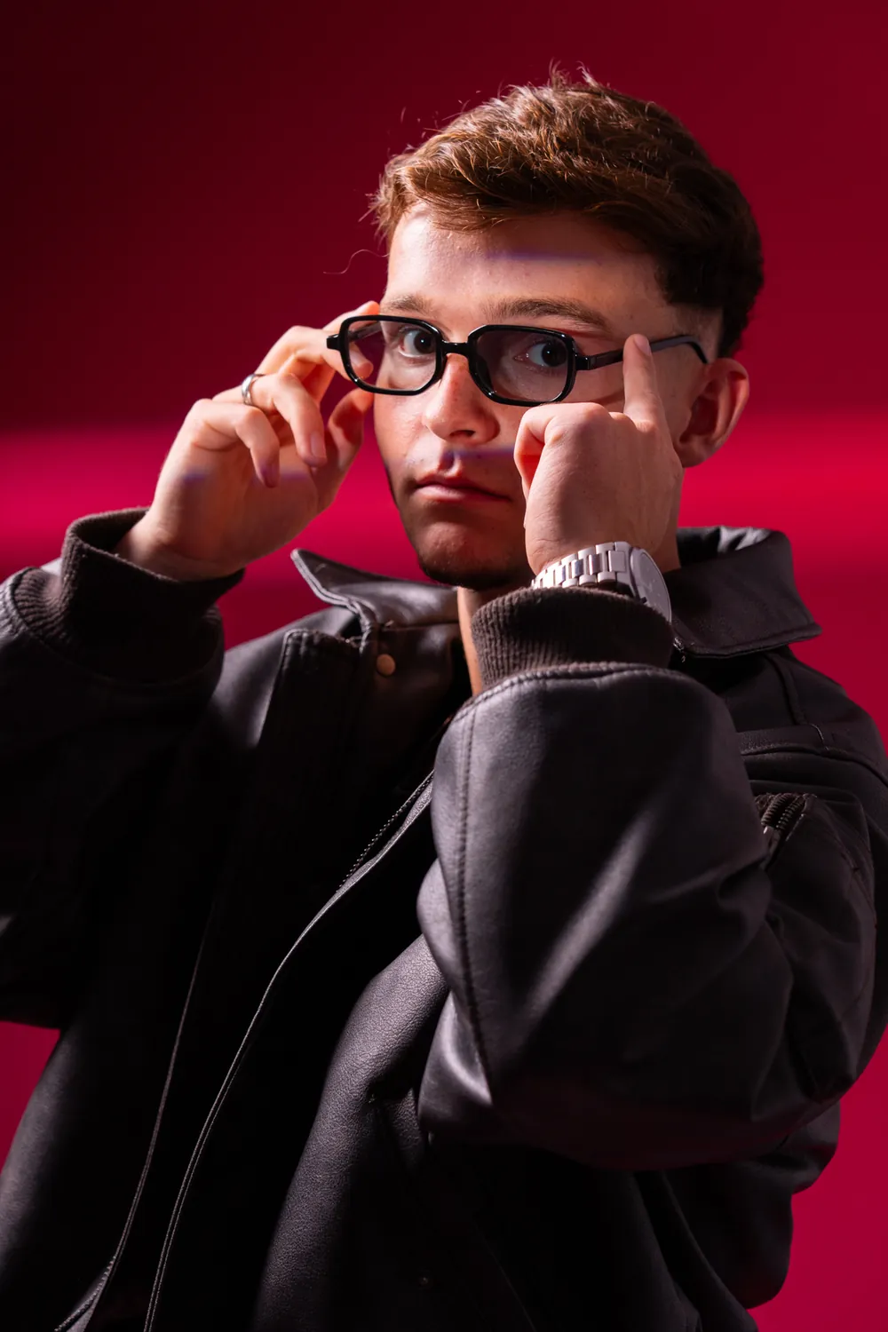 DJ Kotto (Hugo Coutinho) a ajustar os óculos de sol, em retrato de estúdio